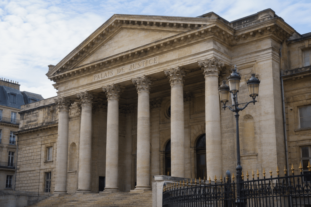 Illustration d’un palais de justice français, représentant le cadre d’une décision rendue par le tribunal correctionnel dans une affaire d’agression sexuelle.